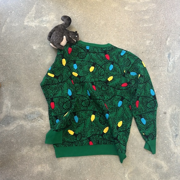 Nice sweater for Christmas time with a nice buddy on your shoulder - Picture 4 of 5